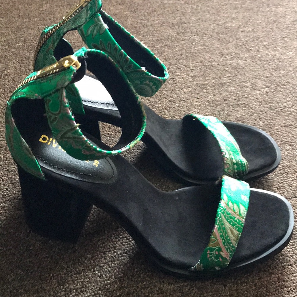 Green, Flower Patterned Heels 🌊